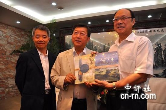 邱镜淳递上“2013台湾灯会交流灯区合作计划”书，向郑立中解释灯会特色。